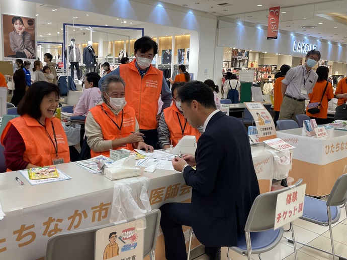 写真：イベントに参加する大谷市長