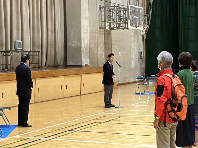 写真：参加者に挨拶する大谷市長