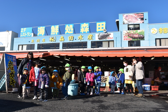 お魚市場の前を歩く園児たち