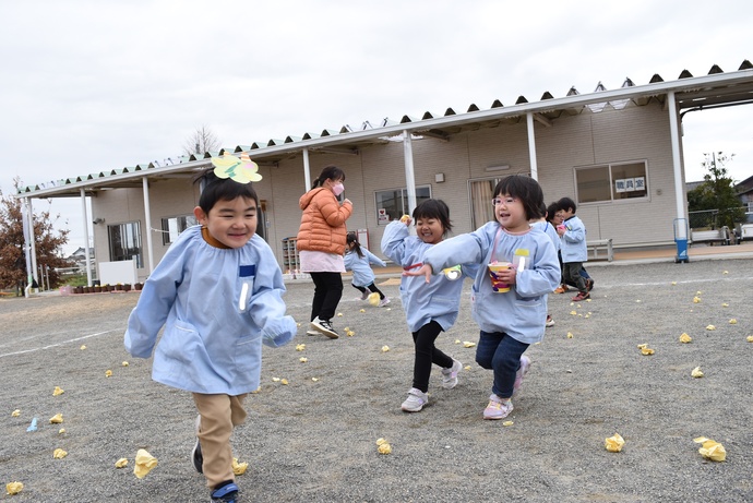 鬼役に紙玉を投げる女児