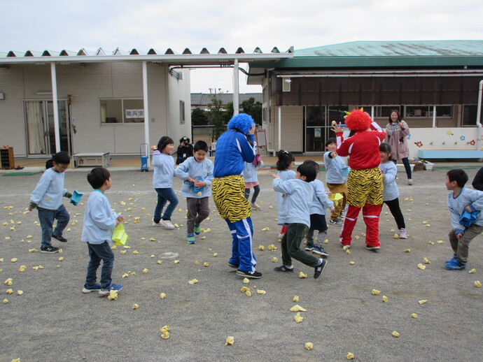 赤鬼青鬼を追いかける園児たち