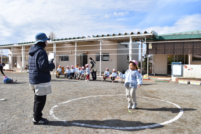 縄跳びを跳ぶ園児