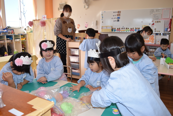 紙粘土でお菓子を作る園児