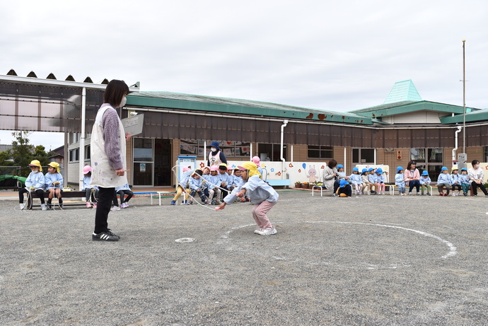 縄跳びを跳ぶ園児と応援する園児たち