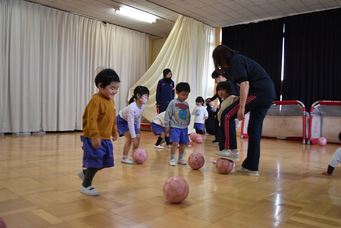 サッカーボールを追う園児