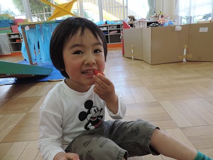 写真：いちごを食べる男児