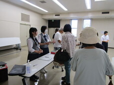 受付に高校生がいる