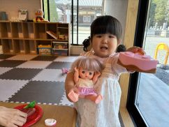 写真：なないろカフェで子どもが遊んでいる様子