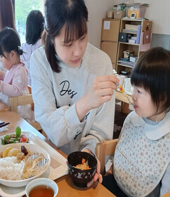 写真：なないろカフェで食事する様子