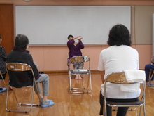 写真：講師が背骨の説明をしている様子