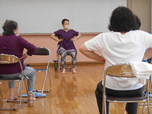 写真：肋骨に手を当てて呼吸をしている様子