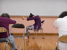 写真：背骨周りの筋肉を鍛えている様子