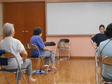 写真：膝裏の膝窩筋（しっかきん）をほぐしている様子
