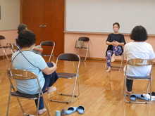 写真：中殿筋をほぐしている様子