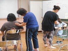 写真：肩甲骨の確認をしている様子