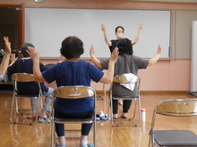 写真：受講者が腕を上げている様子
