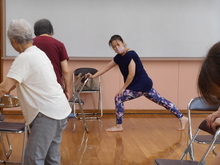 写真：アキレス腱を伸ばすストレッチをしている様子