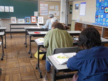 写真：受講者が「山吹」の下塗りをしている様子