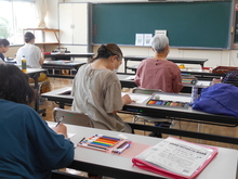 写真：受講者が「桜草」の仕上げをしている様子