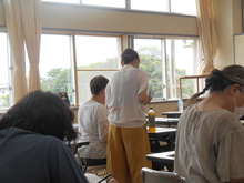 写真：講師が受講者に塗り方の指導をしている様子