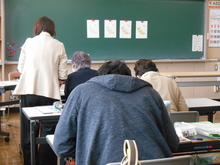 写真：講師が塗り方の指導をしている様子