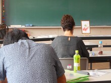 写真：受講者が「のうぜんかずら」の仕上げをしている様子