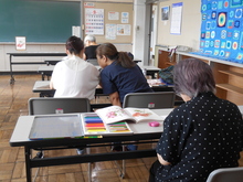 写真：講師が受講者に塗り方の指導をしている様子