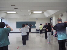 写真：肩まわしをしている様子