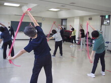 写真：ロープを使ってストレッチをしている様子