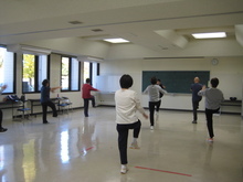 写真:もも上げをしている様子