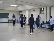 写真:かかとの上げ下ろしをしている様子