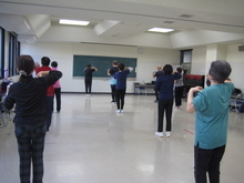 写真:肩をまわしている様子