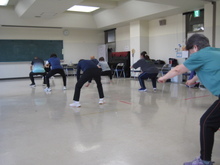 写真:足幅を広げてスクワットしている様子