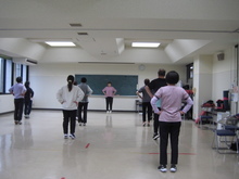 写真：かかとの上げ下ろしをしている様子