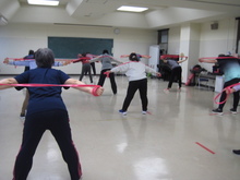 写真：ロープを使ったストレッチをしている様子