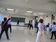 写真：ロープを使ってストレッチをしている様子