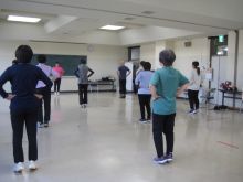 写真：かかとの上げ下ろしをしている様子