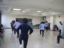 写真：もも上げをしている様子