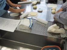 写真:生地を麺棒でのばしている様子