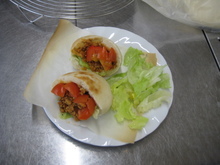 写真:具が入りできあがったピタパン