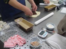 写真：チョコレートシートを生地にのせている様子