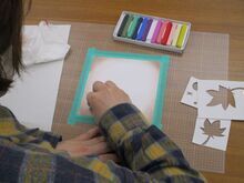 写真:薄めの色で背景を塗っている様子