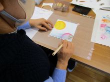 写真：背景を塗っている様子