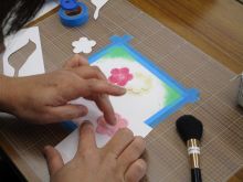 写真：梅の花を描いている様子