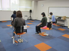 写真：ボールを使用して座骨を確認している様子