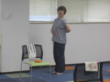 写真：講師が姿勢チェックの説明をしている様子