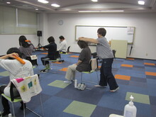 写真：首筋の筋膜をほぐしている様子