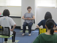 写真：講師が説明している様子