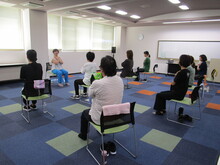 写真：胸式呼吸を意識したストレッチの様子