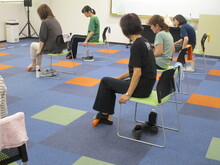 写真：足指のマッサージをしている様子